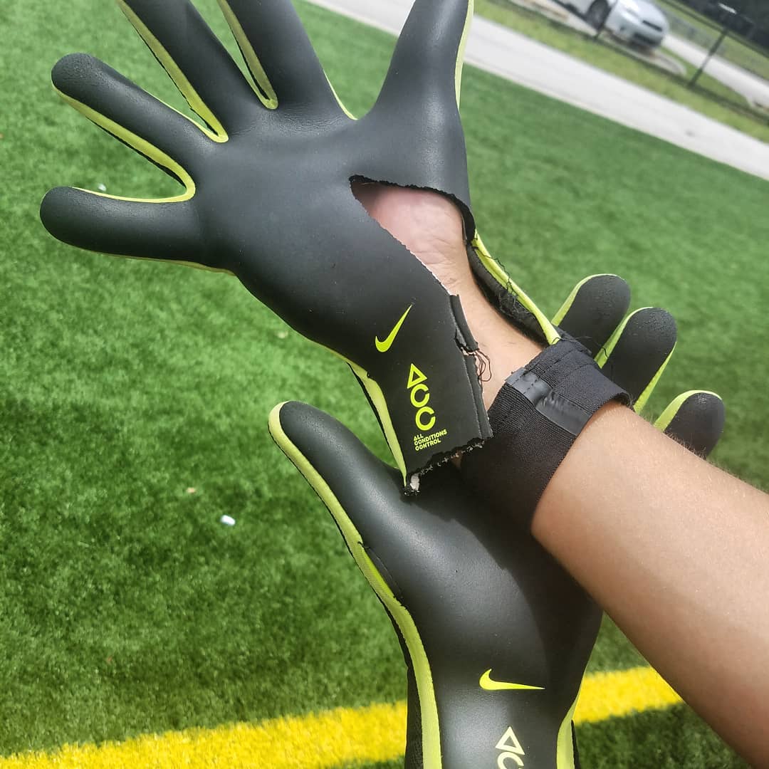 Nike goalkeeper gloves no strap hotsell